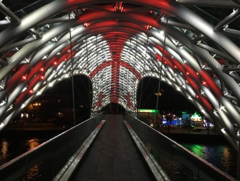 puente+tbilisi+noche+georgia+bandera