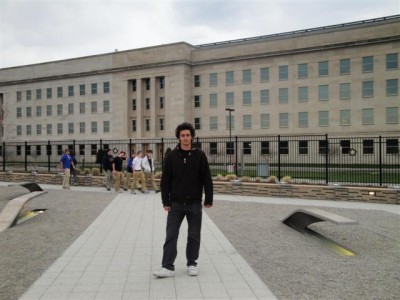 Desde el Memorial, el edificio de atrás es el famoso Pentágono